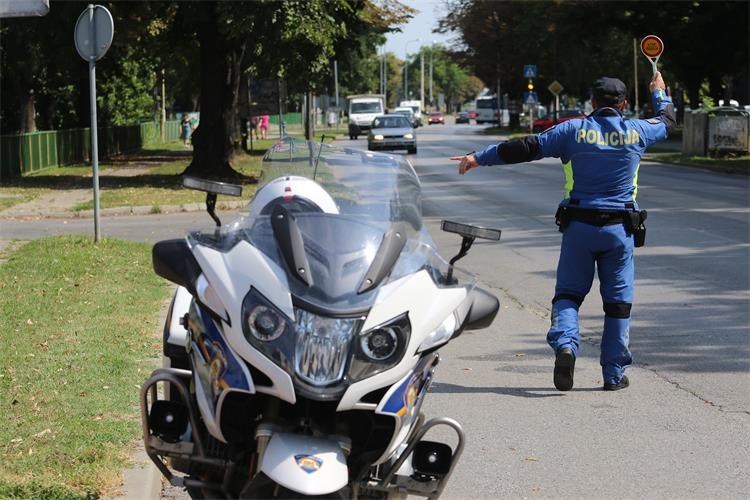 Slika /PU_V/vijesti/2024/Ilustracije/motocikliste zaustavlja policajac.jpg